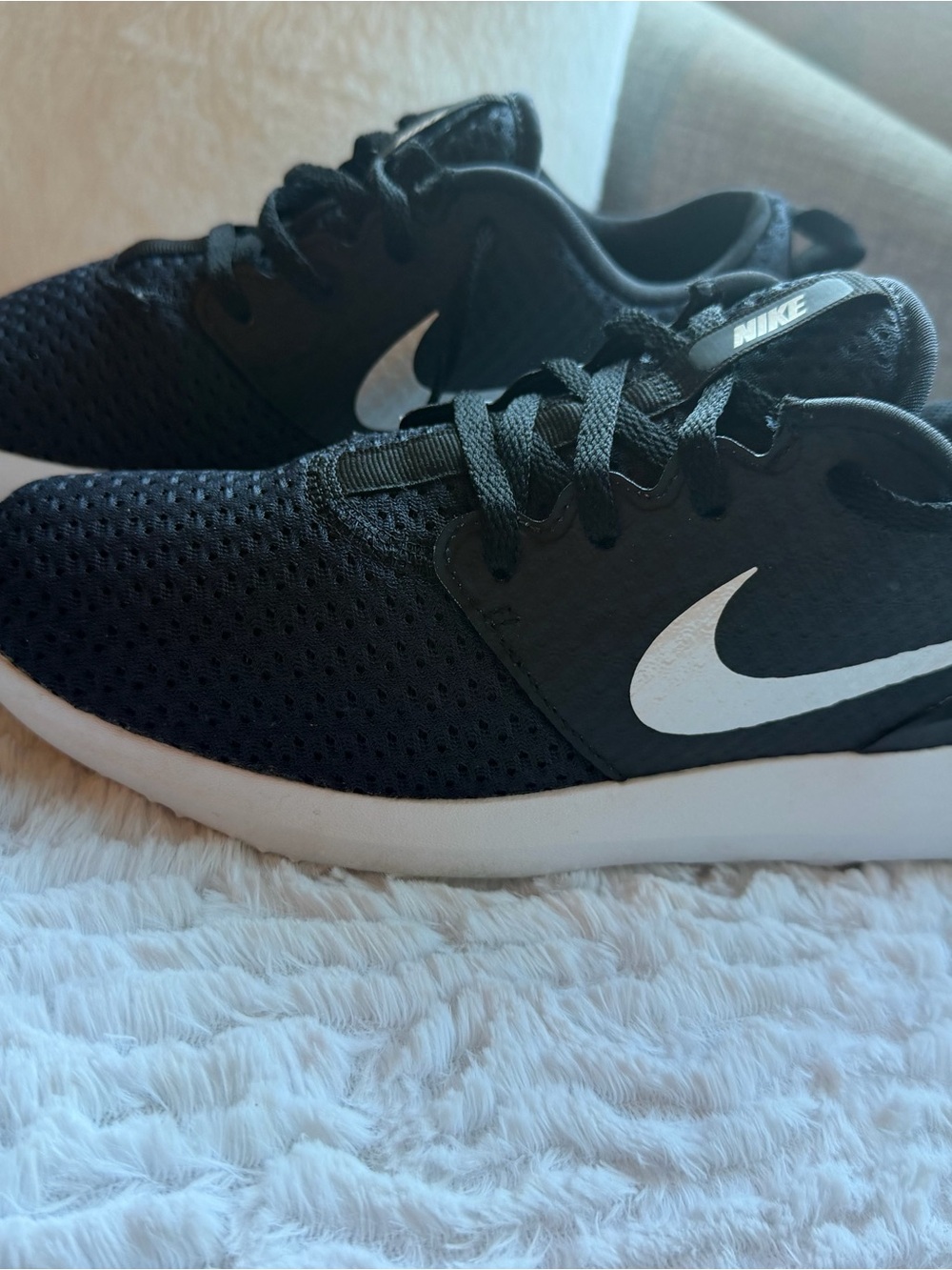 Nike Women’s Golf Roshe Black and White Mesh Sneakers - Picture 3 of 3